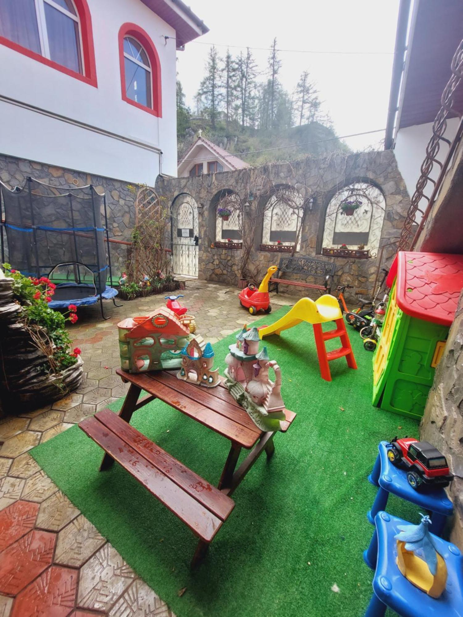 Pensiunea Rock And Red Risnov Exterior photo